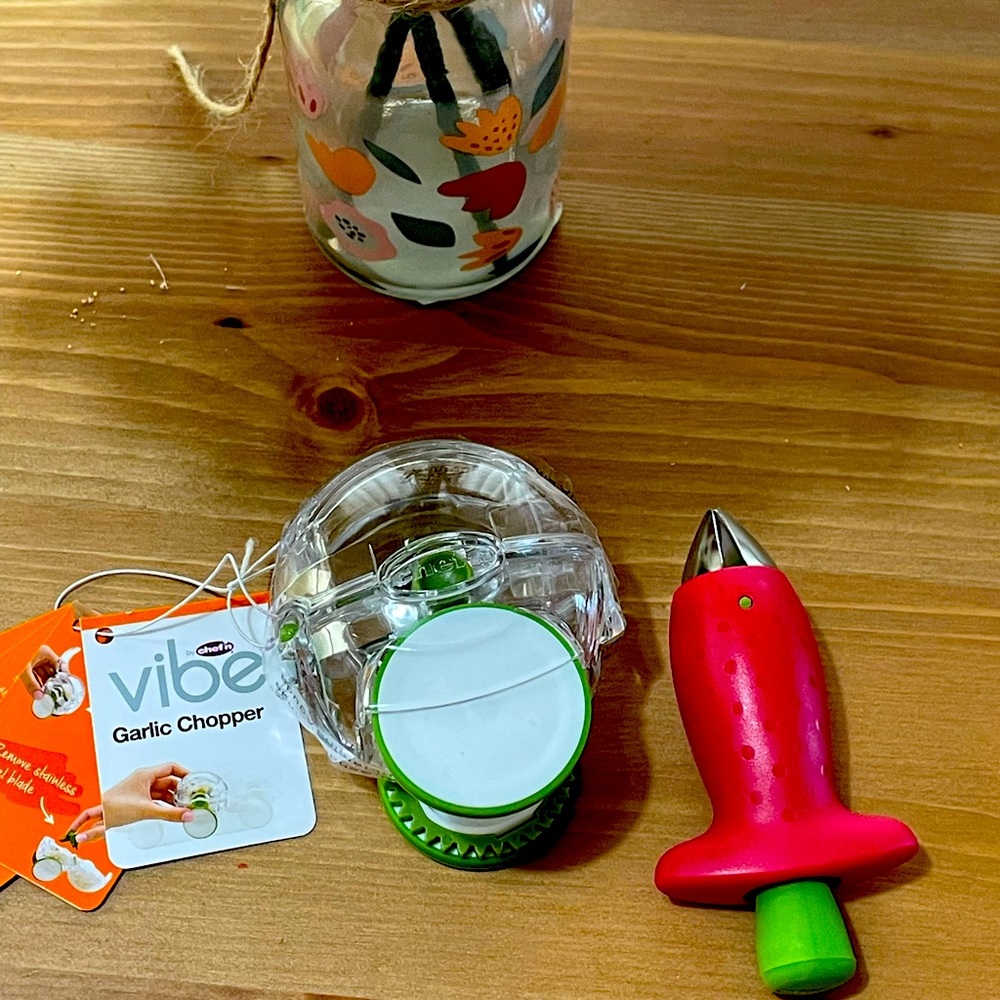 NWT strawberry peeler/garlic chopper